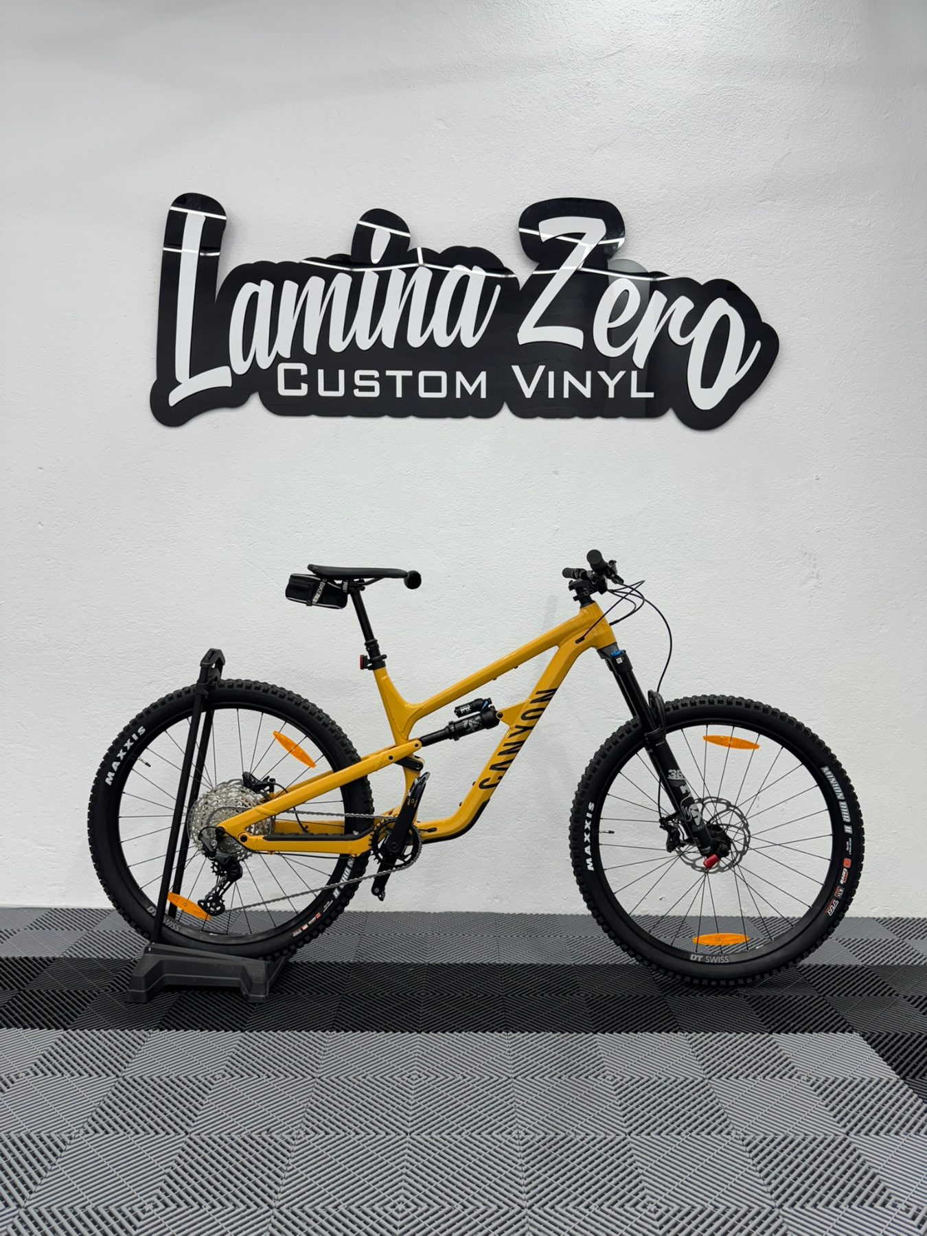 Bicicleta Canyon con protección de cuadro frente al logo del Studio Lamina Zero