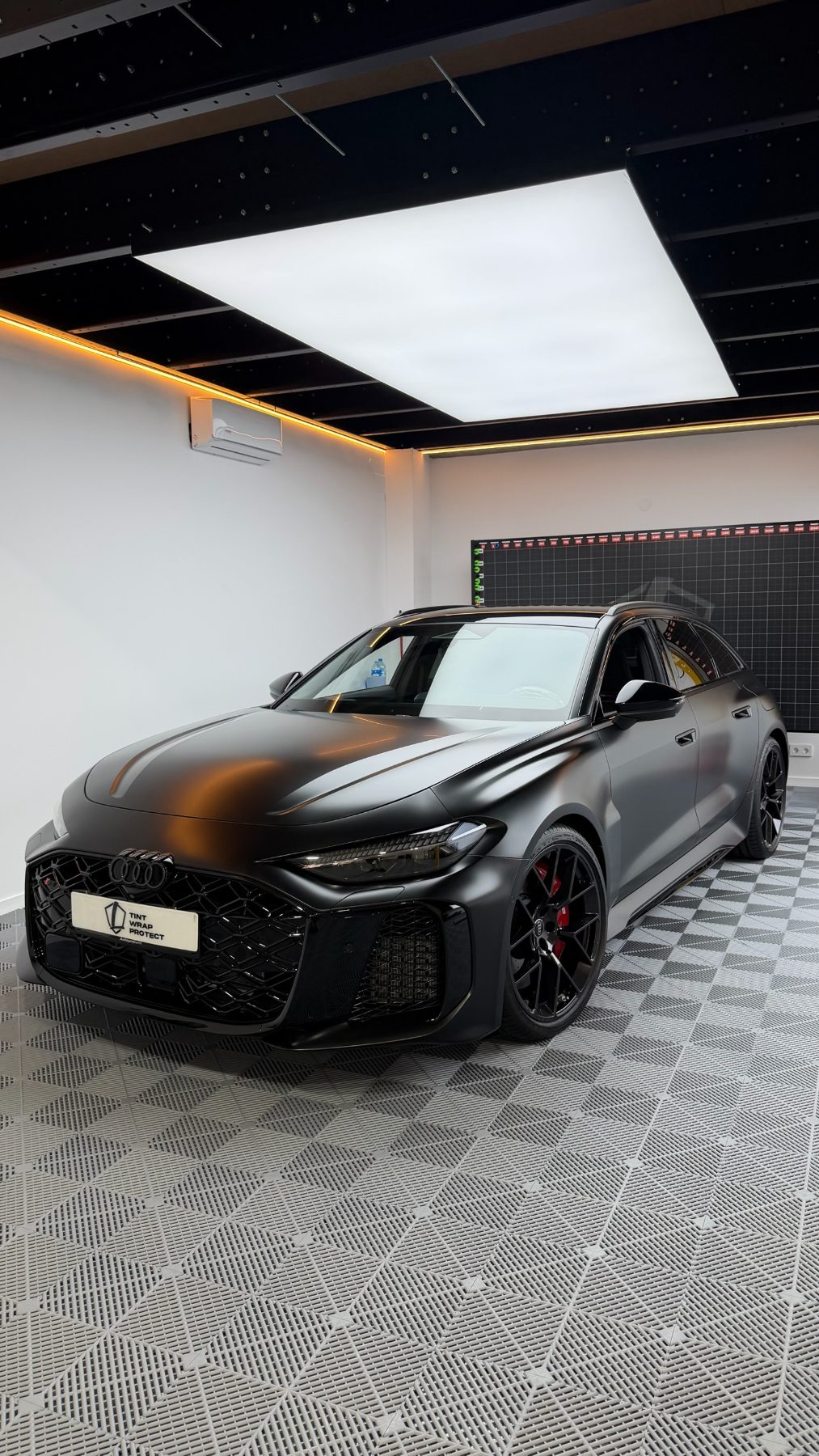 Audi RS 6 Avant con PPF Color negro mate en el Studio Lamina Zero