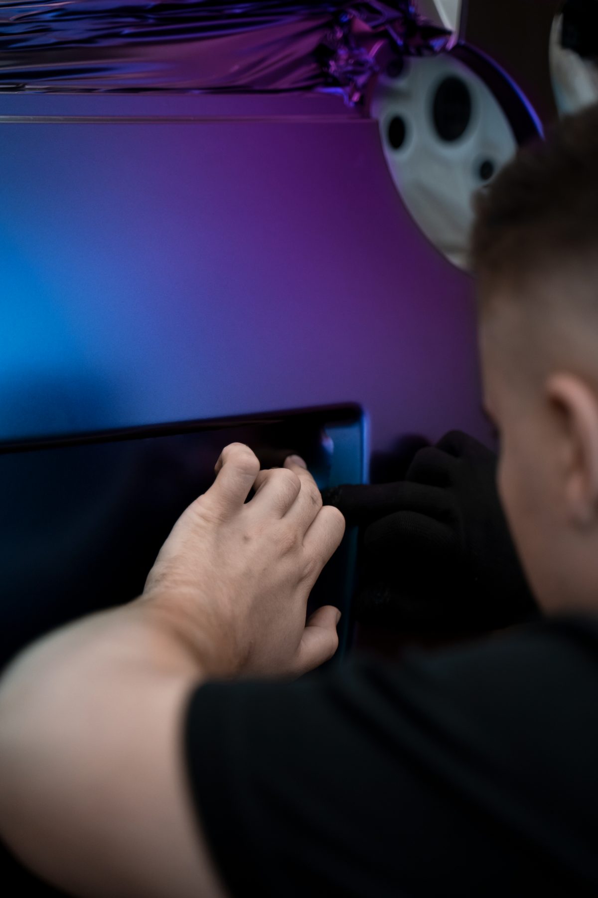 Instalador de Lamina Zero aplicando vinilo camaleón azul y violeta